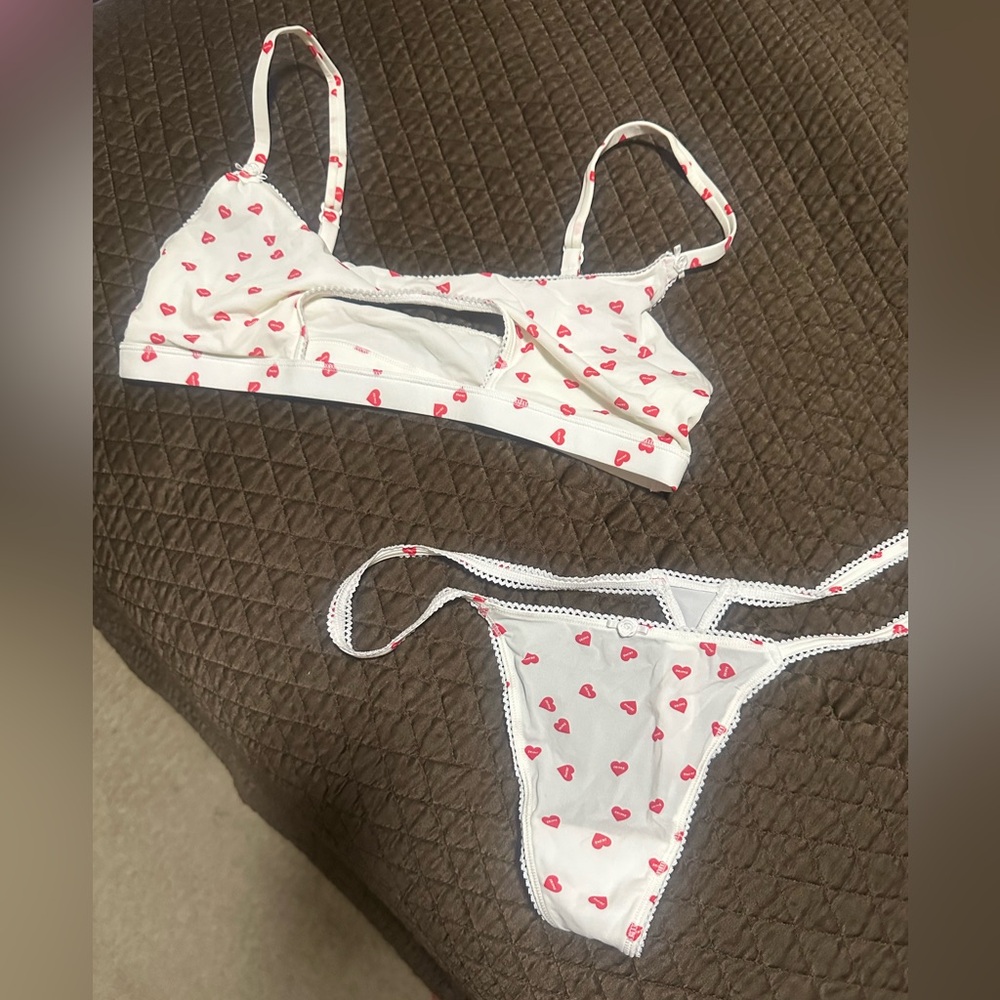 SKIMS heart set valentines size medium brand new bralette and thong ❤️